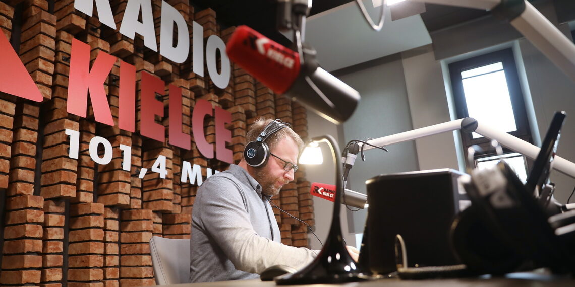 Radio Kielce. Główne studio emisyjne. Na zdjęciu Bartosz Bogucki - wydawca audycji „Raport Dnia” / Fot. Wiktor Taszłow – Radio Kielce