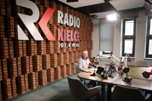 Radio Kielce. Główne studio emisyjne. Na zdjęciu Bartosz Bogucki - wydawca audycji „Raport Dnia” / Fot. Wiktor Taszłow – Radio Kielce