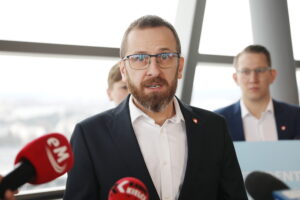 13.02.2024. Kielce. Konferencja Agaty Wojdy, ubiegającej się o fotel prezydenta Kielc. Na zdjęciu: Łukasz Syska -przedsiębiorca, doradca biznesowy i specjalista z zakresu pozyskiwania funduszy europejskich / Fot. Wiktor Taszłow - Radio Kielce