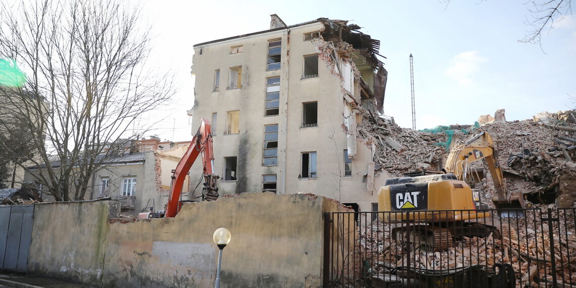 14.02.2023. Kielce. Wyburzanie kamienic przy ul. Paderewskiego 10 i 12. / Fot. Wiktor Taszłow - Radio Kielce