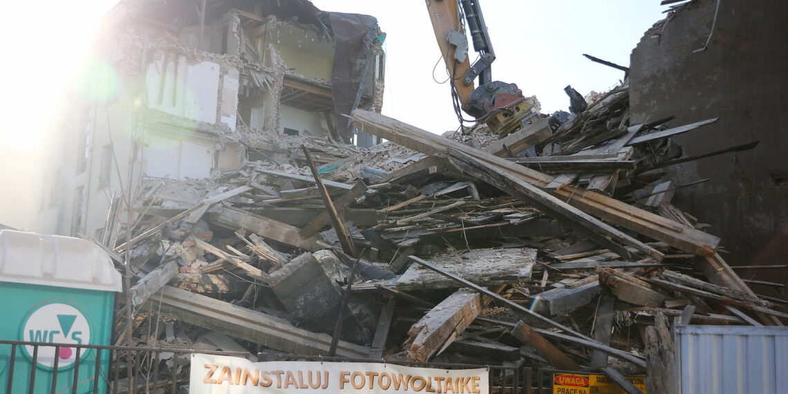 14.02.2023. Kielce. Wyburzanie kamienic przy ul. Paderewskiego 10 i 12. / Fot. Wiktor Taszłow - Radio Kielce