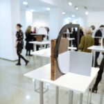 Dwa spojrzenia na rzeźbę i malarstwo dialogujące z przeszłością w kieleckim BWA