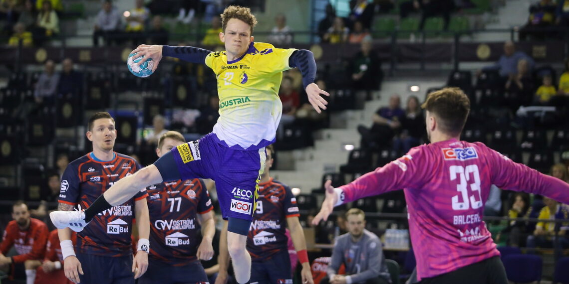 17.02.2024. Kielce. 21. kolejka Orlen Superligi: Industria Kielce - Ostrovia Ostrów Wielkopolski. Na zdjęciu (z piłką): Cezary Surgiel / Fot. Wiktor Taszłow - Radio Kielce