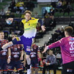 17.02.2024. Kielce. 21. kolejka Orlen Superligi: Industria Kielce - Ostrovia Ostrów Wielkopolski. Na zdjęciu (z piłką): Cezary Surgiel / Fot. Wiktor Taszłow - Radio Kielce