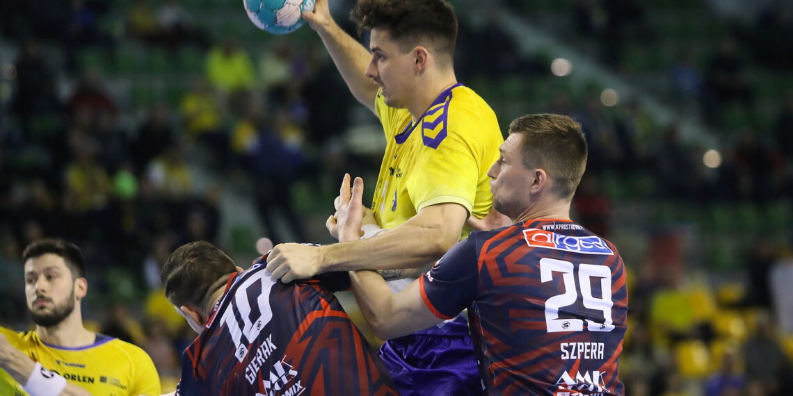 17.02.2024. Kielce. 21. kolejka Orlen Superligi: Industria Kielce - Ostrovia Ostrów Wielkopolski. Na zdjęciu (z piłką): Szymon Sićko / Fot. Wiktor Taszłow - Radio Kielce