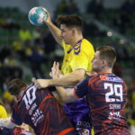 17.02.2024. Kielce. 21. kolejka Orlen Superligi: Industria Kielce - Ostrovia Ostrów Wielkopolski. Na zdjęciu (z piłką): Szymon Sićko / Fot. Wiktor Taszłow - Radio Kielce