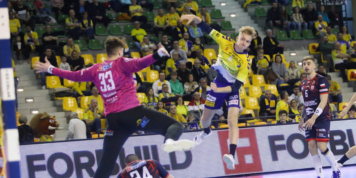 17.02.2024. Kielce. 21. kolejka Orlen Superligi: Industria Kielce - Ostrovia Ostrów Wielkopolski. Na zdjęciu (w środku): Szymon Wiaderny / Fot. Wiktor Taszłow - Radio Kielce