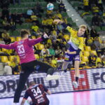 17.02.2024. Kielce. 21. kolejka Orlen Superligi: Industria Kielce - Ostrovia Ostrów Wielkopolski. Na zdjęciu (w środku): Szymon Wiaderny / Fot. Wiktor Taszłow - Radio Kielce