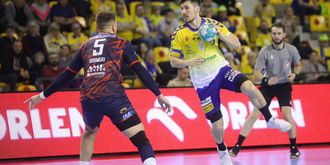 17.02.2024. Kielce. 21. kolejka Orlen Superligi: Industria Kielce - Ostrovia Ostrów Wielkopolski. Na zdjęciu (z prawej): Alex Dujszebajew / Fot. Wiktor Taszłow - Radio Kielce