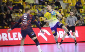 17.02.2024. Kielce. 21. kolejka Orlen Superligi: Industria Kielce - Ostrovia Ostrów Wielkopolski. Na zdjęciu (z prawej): Alex Dujszebajew / Fot. Wiktor Taszłow - Radio Kielce