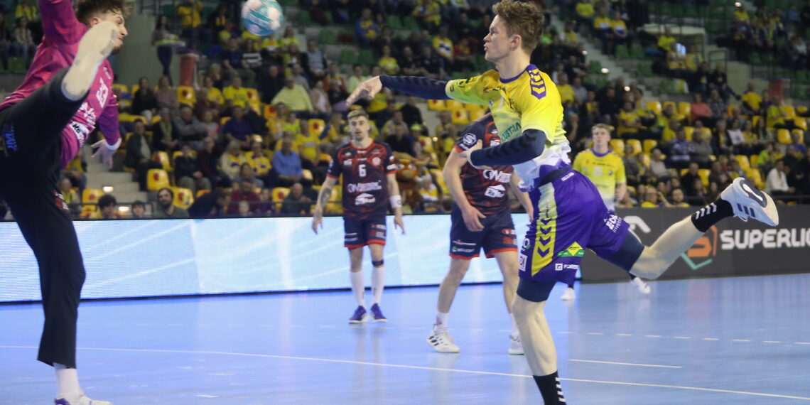 17.02.2024. Kielce. 21. kolejka Orlen Superligi: Industria Kielce - Ostrovia Ostrów Wielkopolski. Na zdjęciu (z prawej): Cezary Surgiel / Fot. Wiktor Taszłow - Radio Kielce