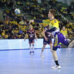 17.02.2024. Kielce. 21. kolejka Orlen Superligi: Industria Kielce - Ostrovia Ostrów Wielkopolski. Na zdjęciu (z prawej): Cezary Surgiel / Fot. Wiktor Taszłow - Radio Kielce