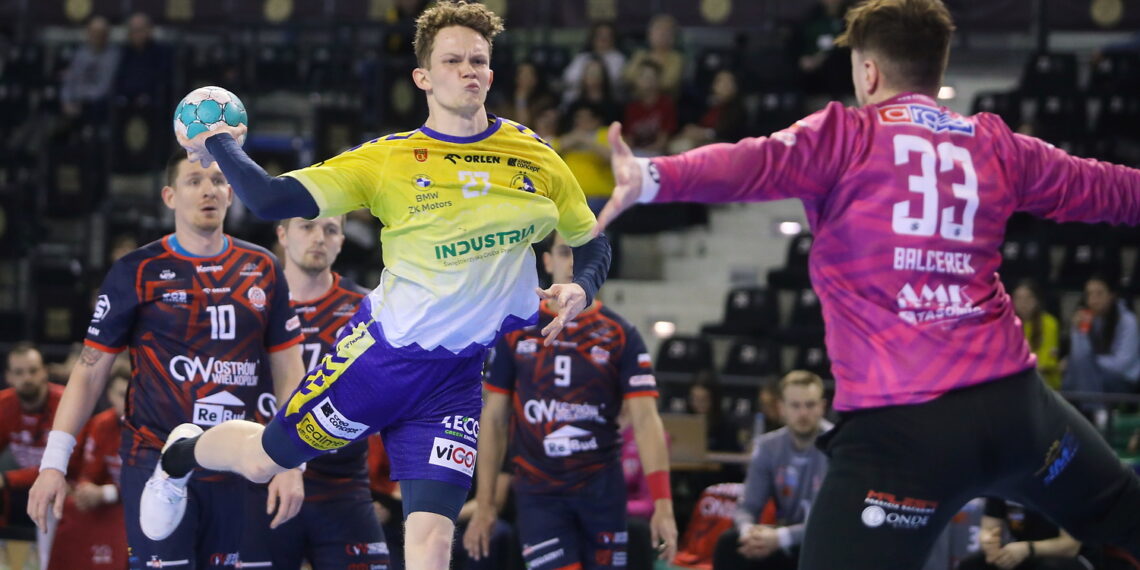 17.02.2024. Kielce. 21. kolejka Orlen Superligi: Industria Kielce - Ostrovia Ostrów Wielkopolski. Na zdjęciu (w środku): Cezary Surgiel / Fot. Wiktor Taszłow - Radio Kielce