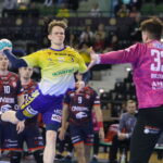 17.02.2024. Kielce. 21. kolejka Orlen Superligi: Industria Kielce - Ostrovia Ostrów Wielkopolski. Na zdjęciu (w środku): Cezary Surgiel / Fot. Wiktor Taszłow - Radio Kielce