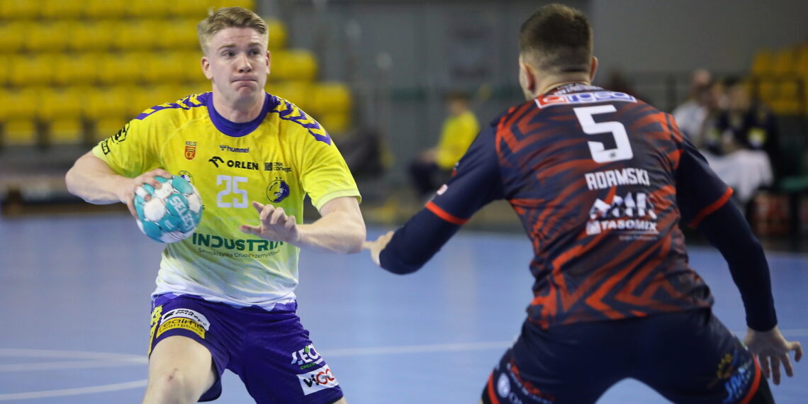 17.02.2024. Kielce. 21. kolejka Orlen Superligi: Industria Kielce - Ostrovia Ostrów Wielkopolski. 17.02.2024. Kielce. 21. kolejka Orlen Superligi: Industria Kielce - Ostrovia Ostrów Wielkopolski. Na zdjęciu (z lewej): Haukur Thrastarson / Fot. Wiktor Taszłow - Radio Kielce / Fot. Wiktor Taszłow - Radio Kielce