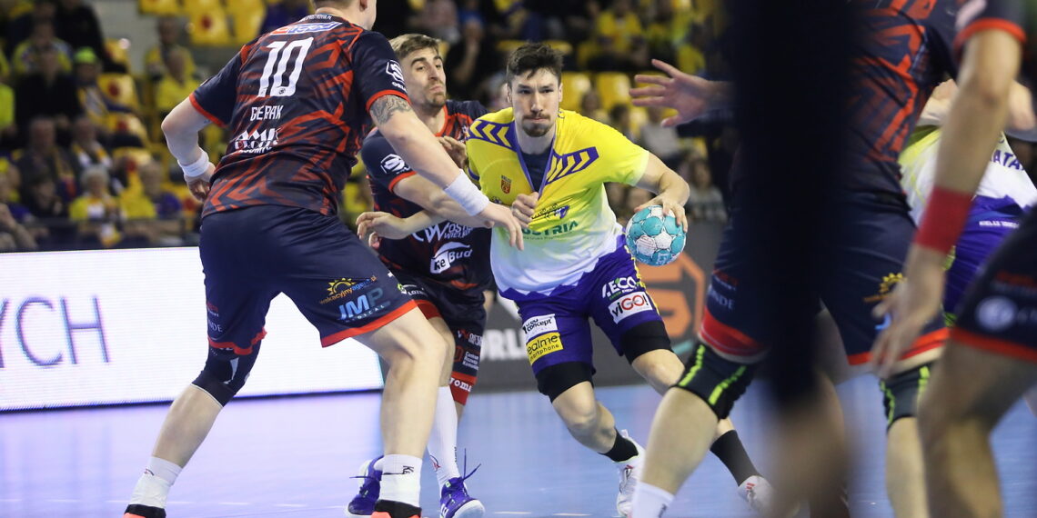 17.02.2024. Kielce. 21. kolejka Orlen Superligi: Industria Kielce - Ostrovia Ostrów Wielkopolski. Na zdjęciu (w środku): Alex Dujszebajew / Fot. Wiktor Taszłow - Radio Kielce