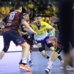 17.02.2024. Kielce. 21. kolejka Orlen Superligi: Industria Kielce - Ostrovia Ostrów Wielkopolski. Na zdjęciu (w środku): Alex Dujszebajew / Fot. Wiktor Taszłow - Radio Kielce