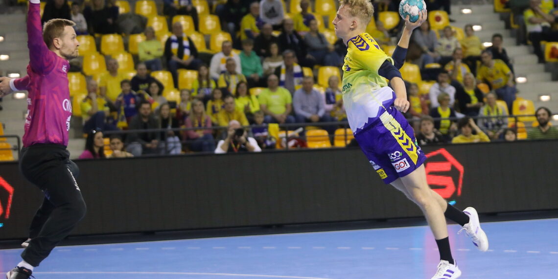 17.02.2024. Kielce. 21. kolejka Orlen Superligi: Industria Kielce - Ostrovia Ostrów Wielkopolski. Na zdjęciu (z prawej): Szymon Wiaderny / Fot. Wiktor Taszłow - Radio Kielce