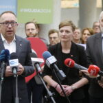 03.02.2024. Kielce. Agata Wojda została oficjalnie zaprezentowana jak kandydatka Koalicji Obywatelskiej na prezydenta Kielc. Na zdjęciu (od lewej): poseł Artur Gierada, Agata Wojda, poseł Lucjan Pietrzczyk / Fot. Wiktor Taszłow - Radio Kielce