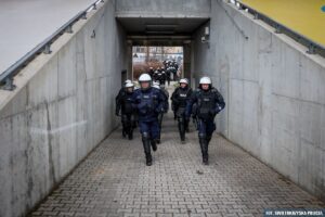 Świętokrzyscy policjanci trenowali na stadionie - Radio Kielce