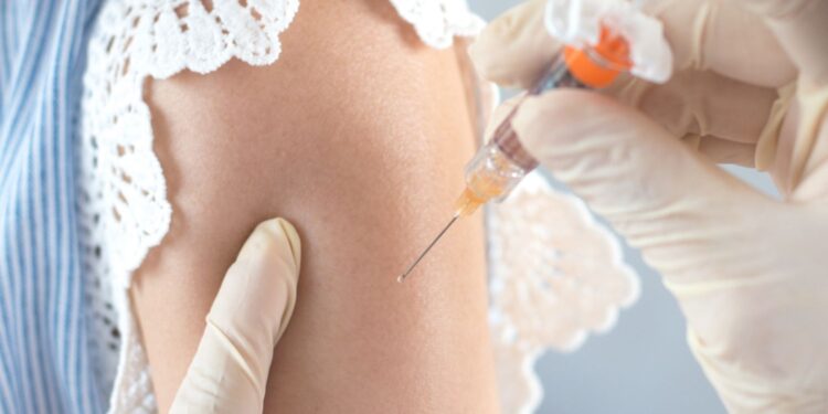 Rak zabija coraz młodsze kobiety - ochronić może szczepienie