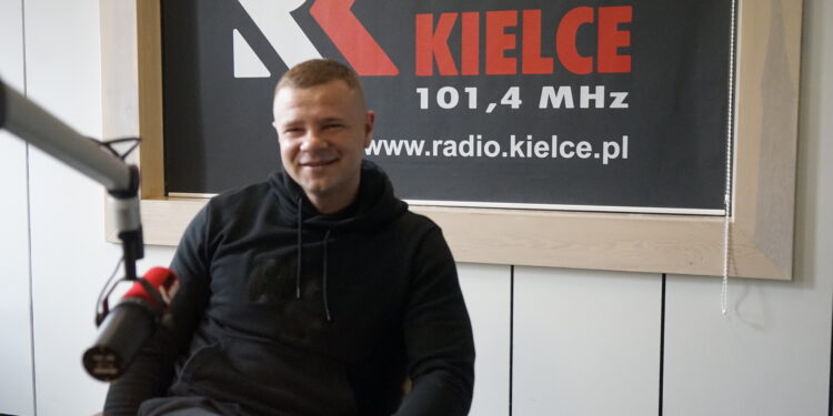 12.02.2024. Radio Kielce. Rozmowa Dnia. Na zdjęciu: Kamil Kuzera - trener Korony Kielce / Fot. Sebastian Kalwat - Radio Kielce