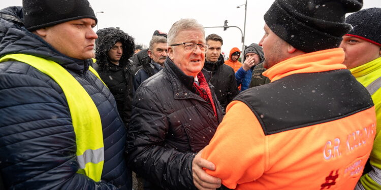 Minister rolnictwa u rolników protestujących w powiecie staszowskim