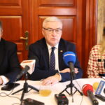 06.02.2024. Michniów. Konferencja na temat planów Mauzoleum Martyrologii Wsi Polskich. Na zdjęciu (od lewej): Jarosław Karyś - zastępca dyrektora Muzeum Wsi Kieleckiej, Andrzej Bętkowski - marszałek województwa, Katarzyna Korus - p.o. dyrektora Muzeum Wsi Kieleckiej. / Fot. Izabela Mortas-Rubak - Radio Kielce