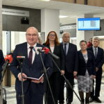 05.02.2024. Opatów. Otwarcie zmodernizowanej siedziby wydziału komunikacji starostwa powiatowego. Na zdjęciu (przy mikrofonach): Tomasz Staniek - starosta opatowski. / Fot. Patryk Wójcik - Radio Kielce