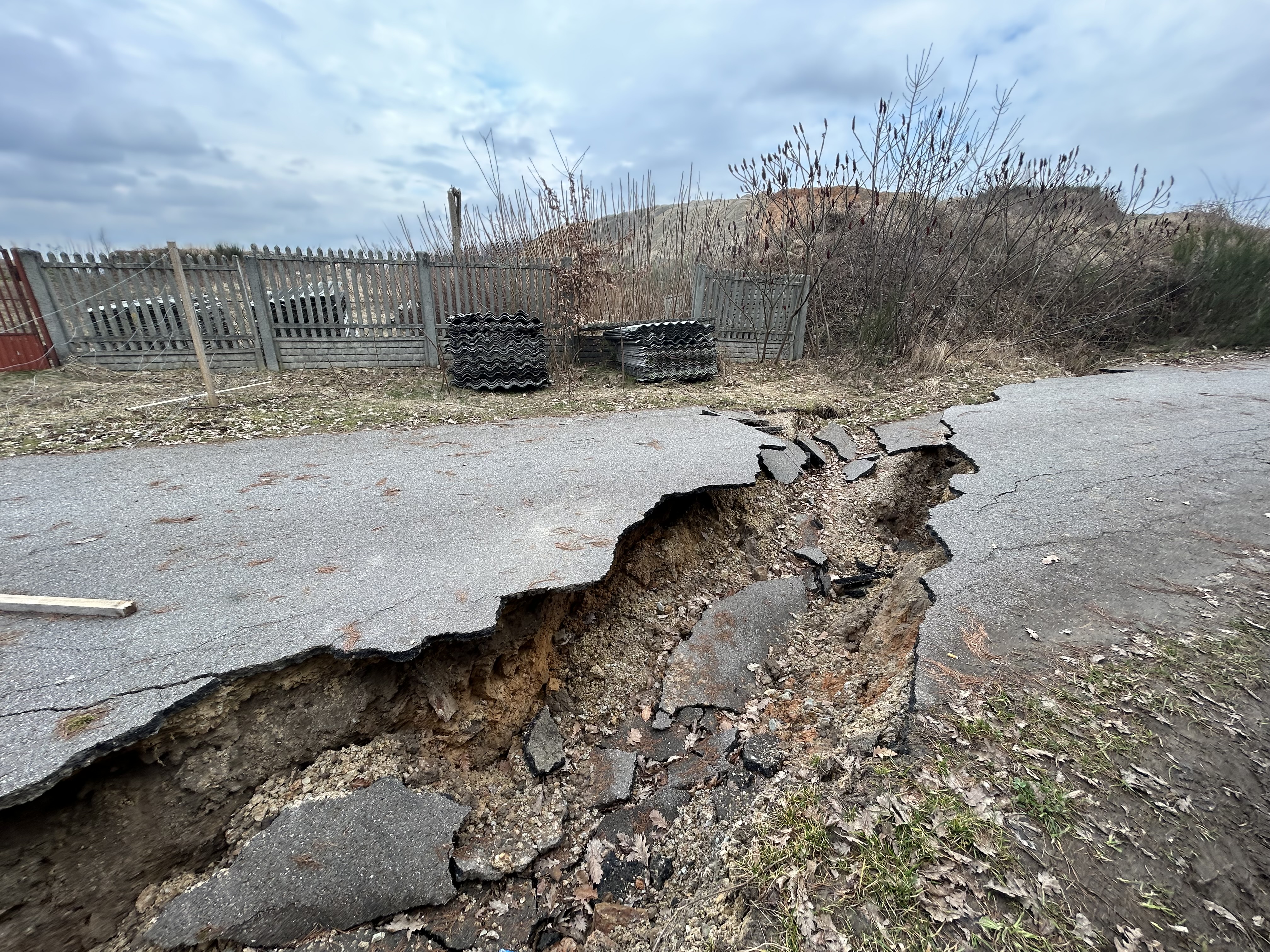 Kolejne osuwisko w Dziewiątlach. Zapadł się fragment drogi. Jaka jest przyczyna?