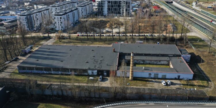 Pomoc przyszła od sąsiada. Dach Bazy Zbożowej już nie przecieka