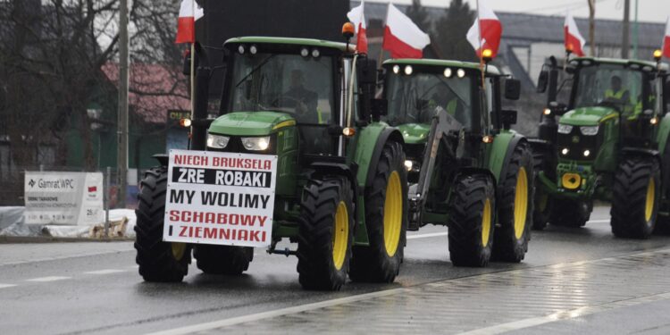 Blokada ronda w Nagłowicach. Rolnicy protestują
