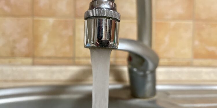Zakaz picia wody z ujęcia w Ćmielowie. Służby sanitarne ostrzegają