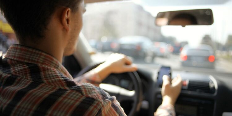Młodzi kierowcy więcej ryzykują na drodze / źródło: canva.com
