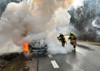 Pożar auta powodem utrudnień na drodze krajowej