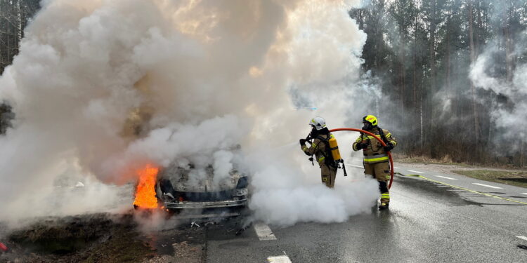 Pożar auta powodem utrudnień na drodze krajowej