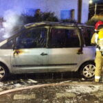 Samochód w płomieniach. Strażacy w akcji