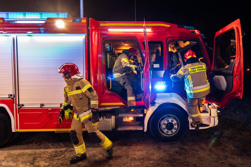 Dwa wieczorne pożary w regionie. Palił się kombajn i altana ogrodowa