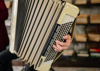 RYM SIĘ NIESIE PO POLU PO LESIE. „Smutna dola kawalera” [POSŁUCHAJ] - Radio Kielce