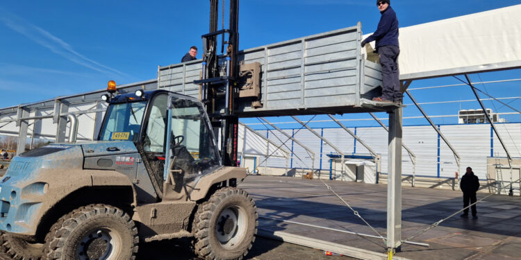 20.02.2024 Przed targami Agrotech w Targach Kielce trwa budowa dodatkowych hal. / Fot. Jarosław Kubalski - Radio Kielce