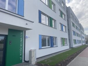 Pierwsi lokatorzy oglądają nowe mieszkania komunalne - Radio Kielce