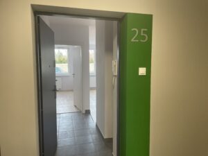 Pierwsi lokatorzy oglądają nowe mieszkania komunalne - Radio Kielce