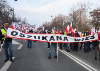 27.02.2024. Warszawa. Protest rolników / Fot. PAP/Leszek Szymañski
