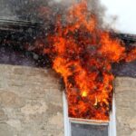 Pożar domu. Jedna osoba trafiła do szpitala. W akcji cztery zastępy