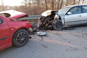 Cztery osoby zostały ranne w wypadku, do którego doszło w miejscowości Czerwona Górka, w gminie Łączna, w powiecie skarżyskim. Zderzyły się tam osobowy Volkswagen Passat i peugeot.