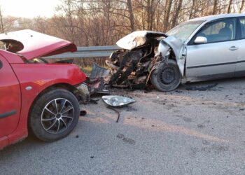 Cztery osoby zostały ranne w wypadku, do którego doszło w miejscowości Czerwona Górka, w gminie Łączna, w powiecie skarżyskim. Zderzyły się tam osobowy Volkswagen Passat i peugeot.