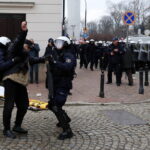 Pod Sejmem doszło do starć między protestującymi a policją - Radio Kielce 06.03.2024. Warszawa. Demonstracja rolników / Fot. Paweł Supernak - PAP
