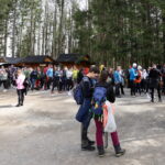 31.03.2024. Tatry, Siwa Polana. Turyści oczekują w kolejce na zakup biletu do Tatrzańskiego Parku Narodowego na początku szlaku prowadzącego w Tatry / Fot. Grzegorz Momot - PAP