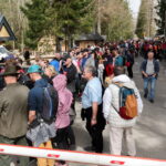 31.03.2024. Tatry, Siwa Polana. Turyści oczekują w kolejce na zakup biletu do Tatrzańskiego Parku Narodowego na początku szlaku prowadzącego w Tatry / Fot. Grzegorz Momot - PAP