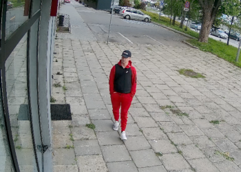 Kielecka policja poszukuje widocznego na zdjęciach mężczyzny, który jest podejrzewany o wyłudzenie ponad pół miliona złotych / źródło KMP w Kielcach